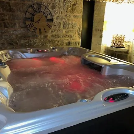 Agreable D Avec Piscine Et Jacuzzi Frühstückspension Thégra