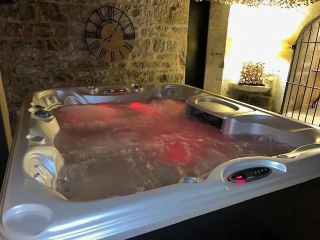 D Hôte Avec Piscine Et Jacuzzi Bed and breakfast Thégra