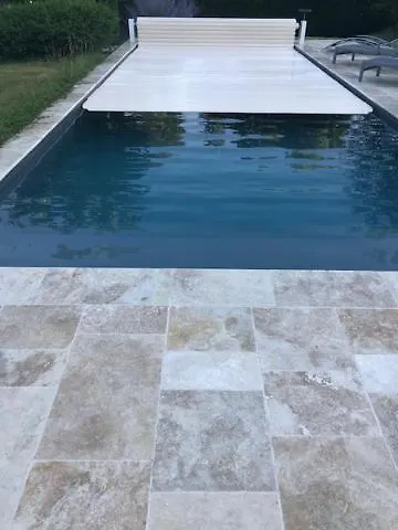 Agreable D Avec Piscine Et Jacuzzi ベッド・アンド・ブレックファスト テグラ