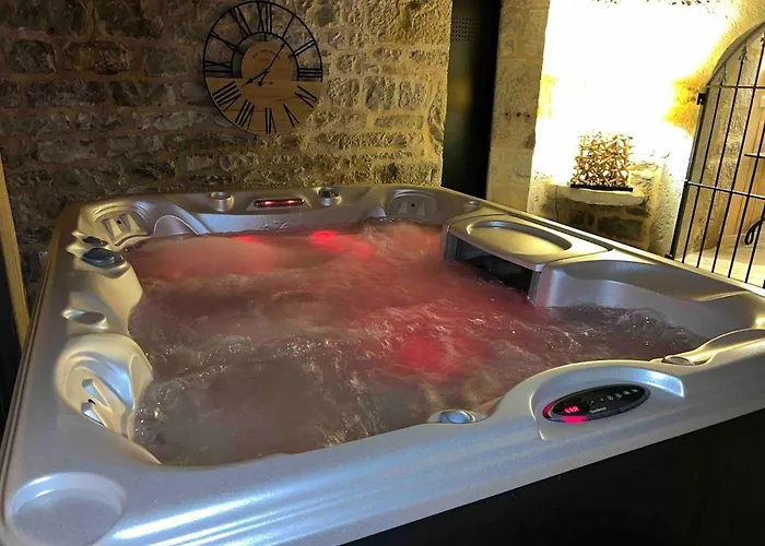 Agreable D Avec Piscine Et Jacuzzi テグラ